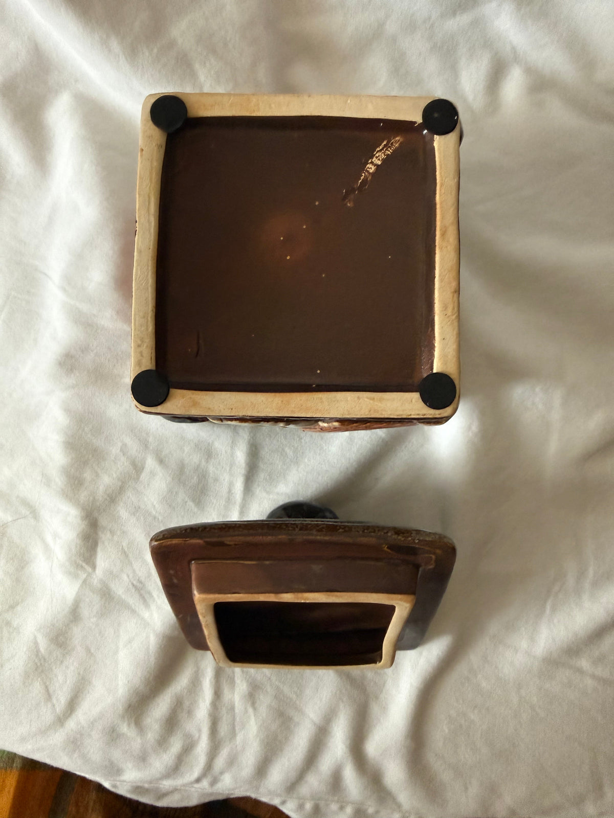 Base of the jar with felt pads