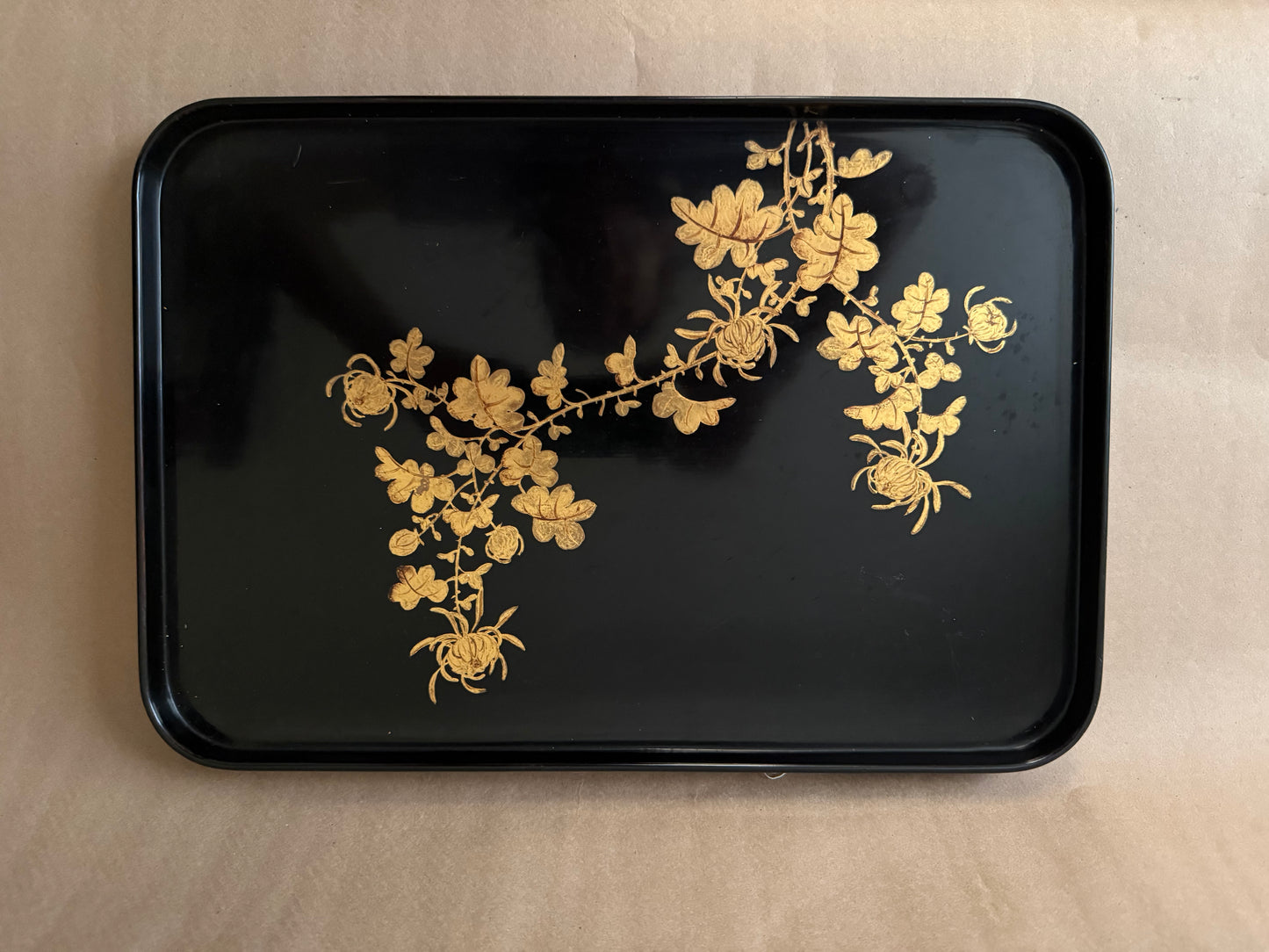 Thành Lễ Lacquer Tray, Gold Chrysanthemums