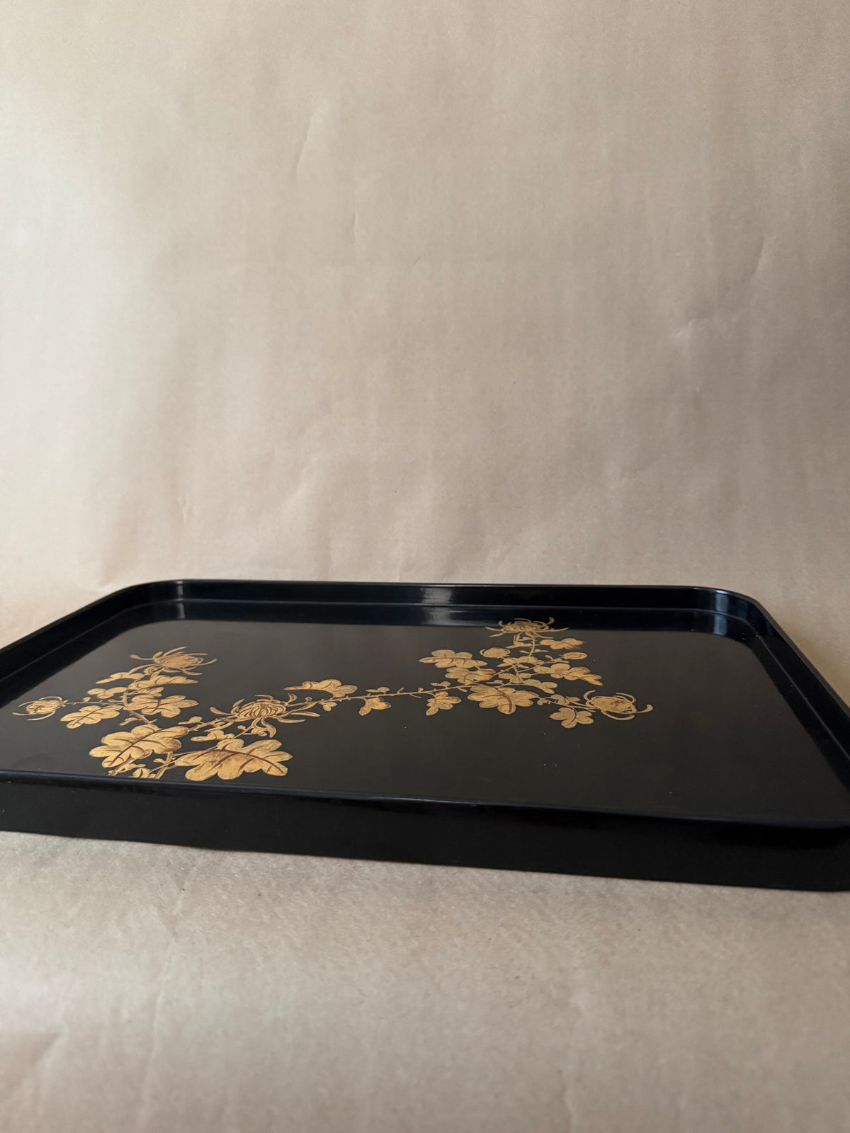 Thành Lễ Lacquer Tray, Gold Chrysanthemums