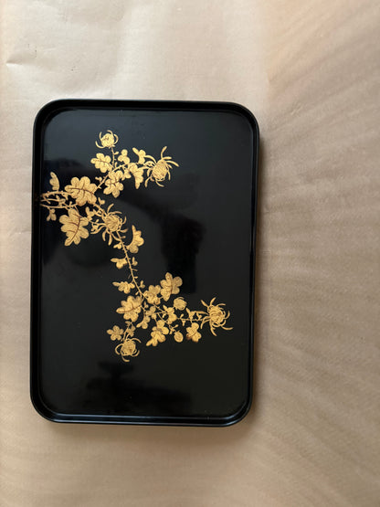 Thành Lễ Lacquer Tray, Gold Chrysanthemums