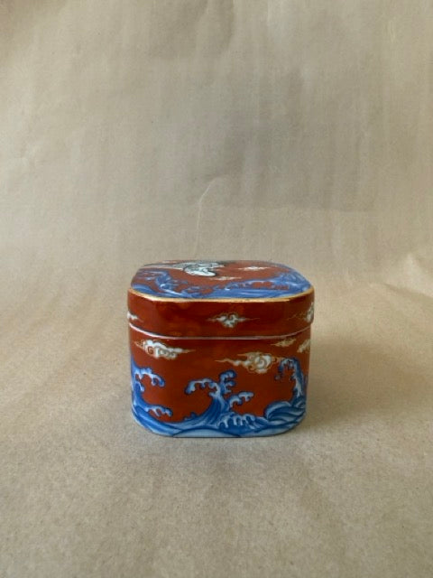 Lidded box, wave decoration