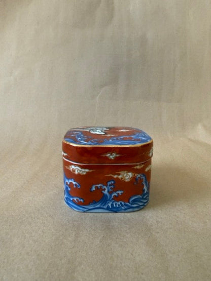 Lidded box, wave decoration