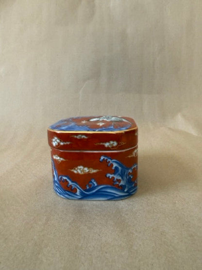 Lidded box, side view