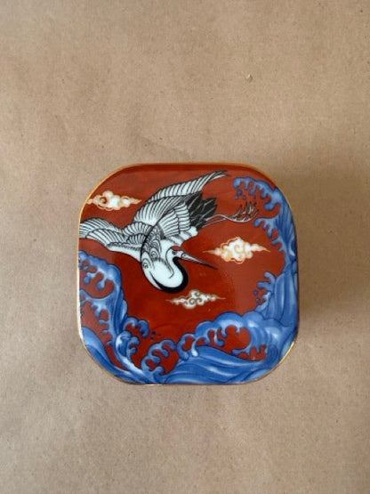 Crane and cloud motif on the lid