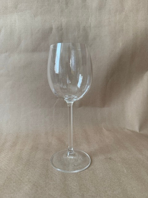 Single wine glass showing the optic rib