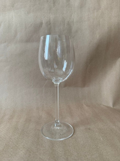 Single wine glass showing the optic rib