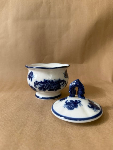 Blue and white lidded sugar bowl with figural finial