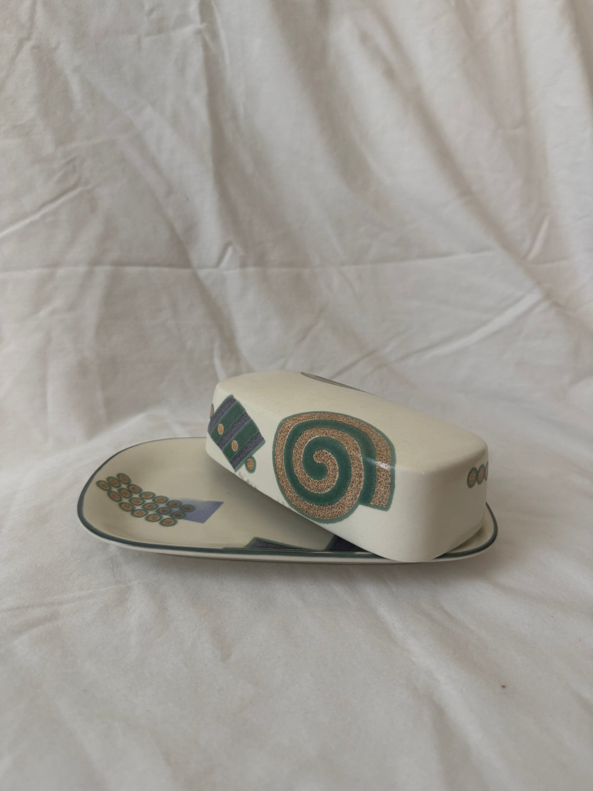 Butter dish lid, angled