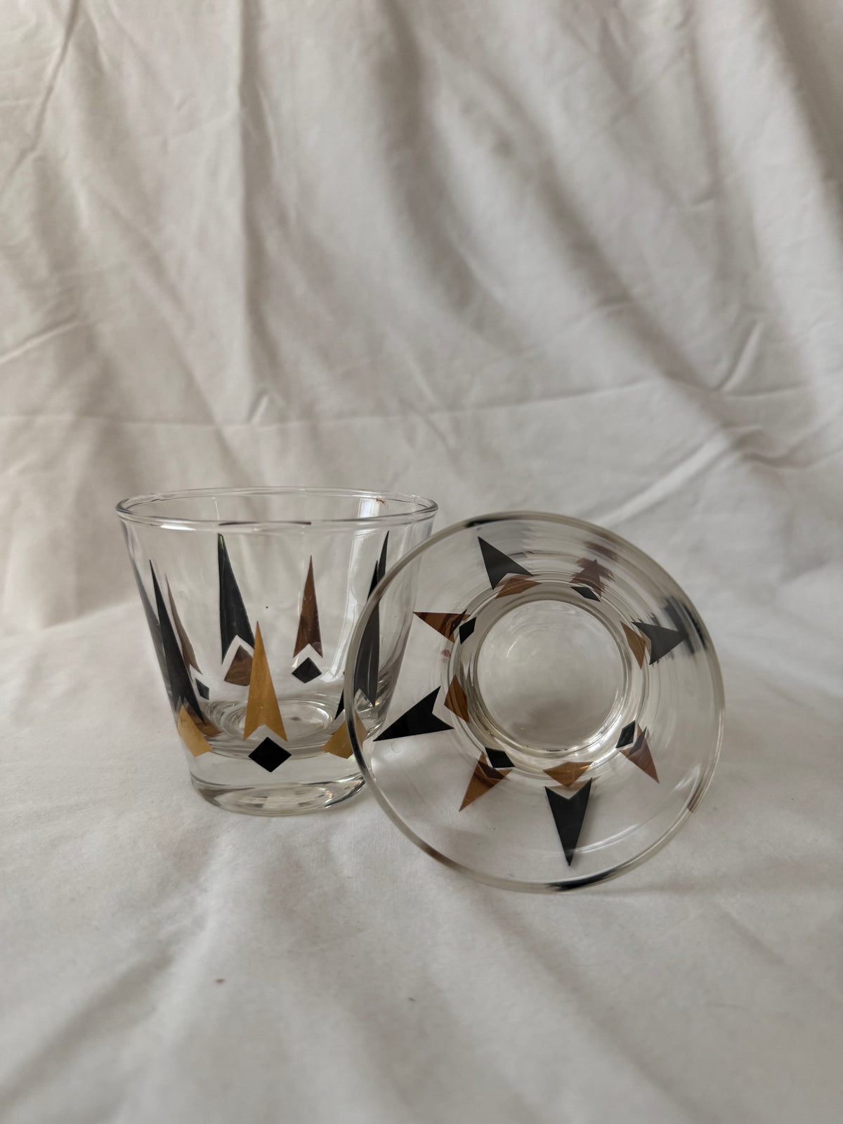 Glass base and pattern detail