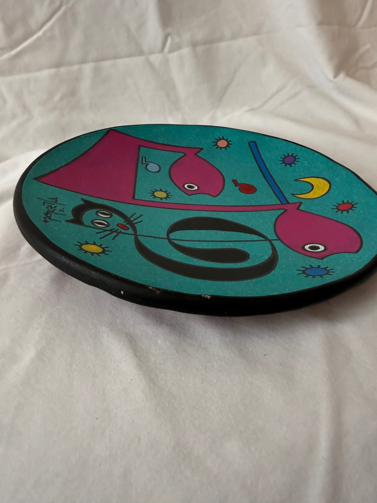 Painted plate, edge view