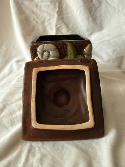 Underside of the lid