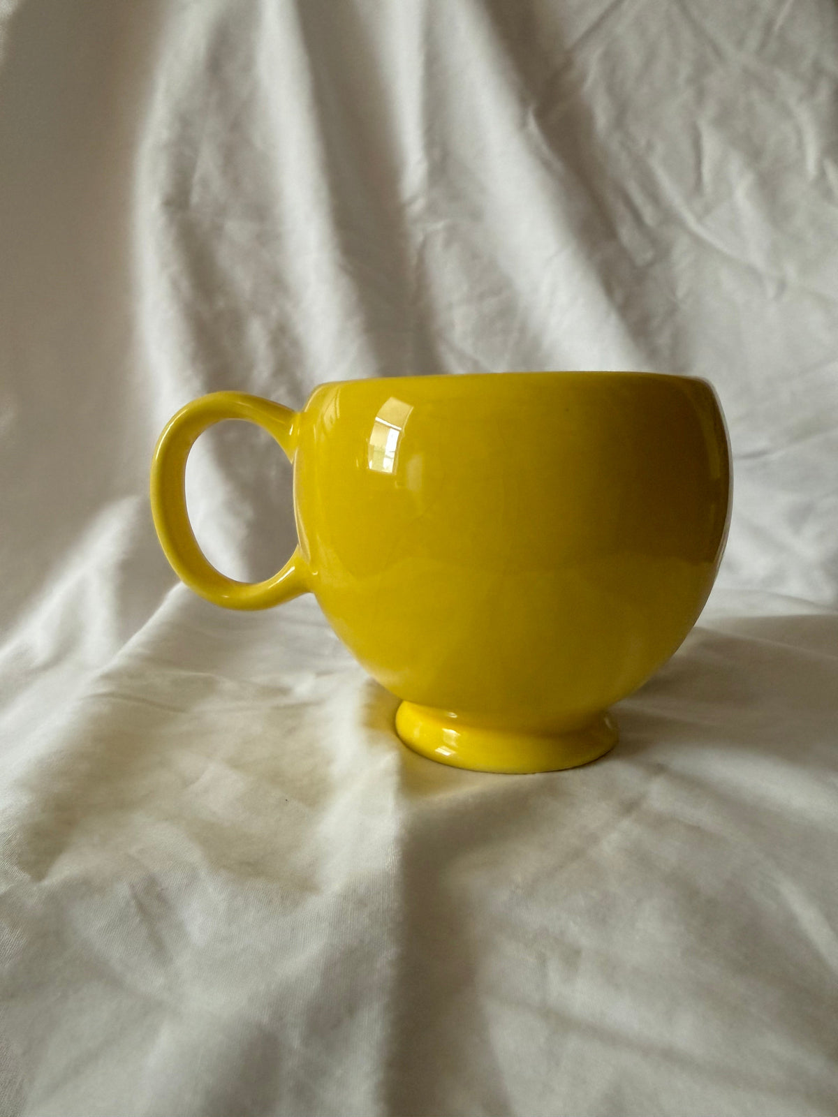 Back of the yellow mug showing the loop handle