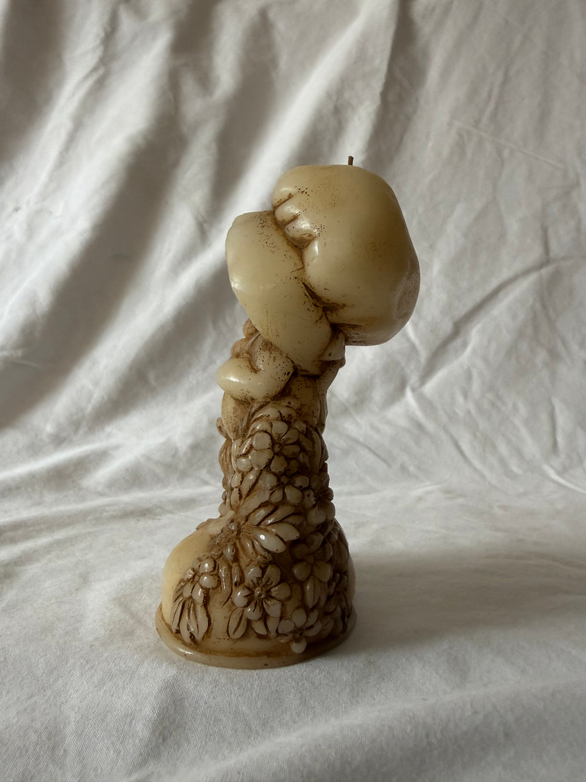 Hallmark figural candle of a girl in a bonnet with a cat, view 3
